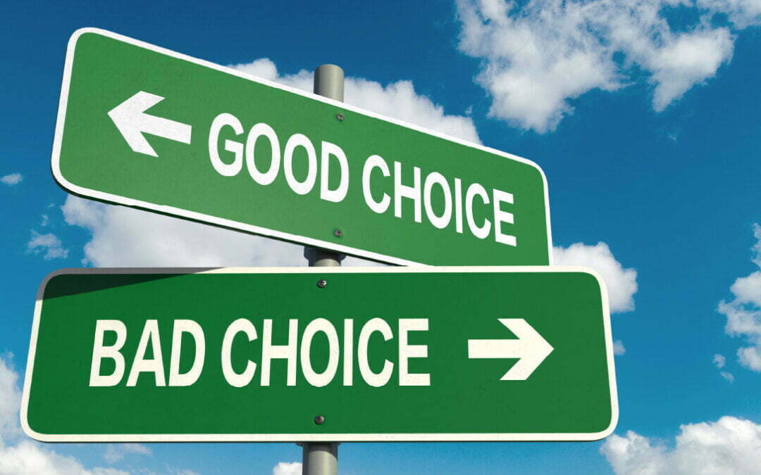 Road signs that represent the challenge of selecting the best roofer have the words ‘good choice’ pointing one direction and ‘bad choice’ pointing the opposite direction.
